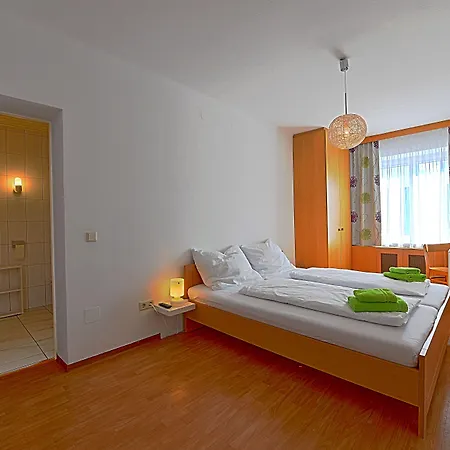 Swirtshaus M&n אורחן 3*