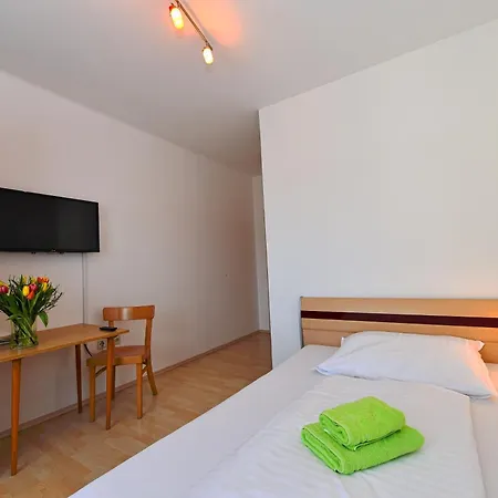 Swirtshaus M&n אורחן 3*